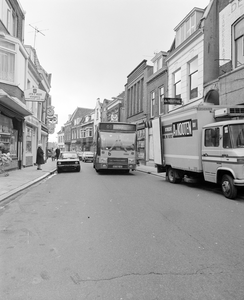 884697 Afbeelding van een kleine stadsbus (een midibus, WN-7000) van vervoersbedrijf westnederland, tijdens een ...